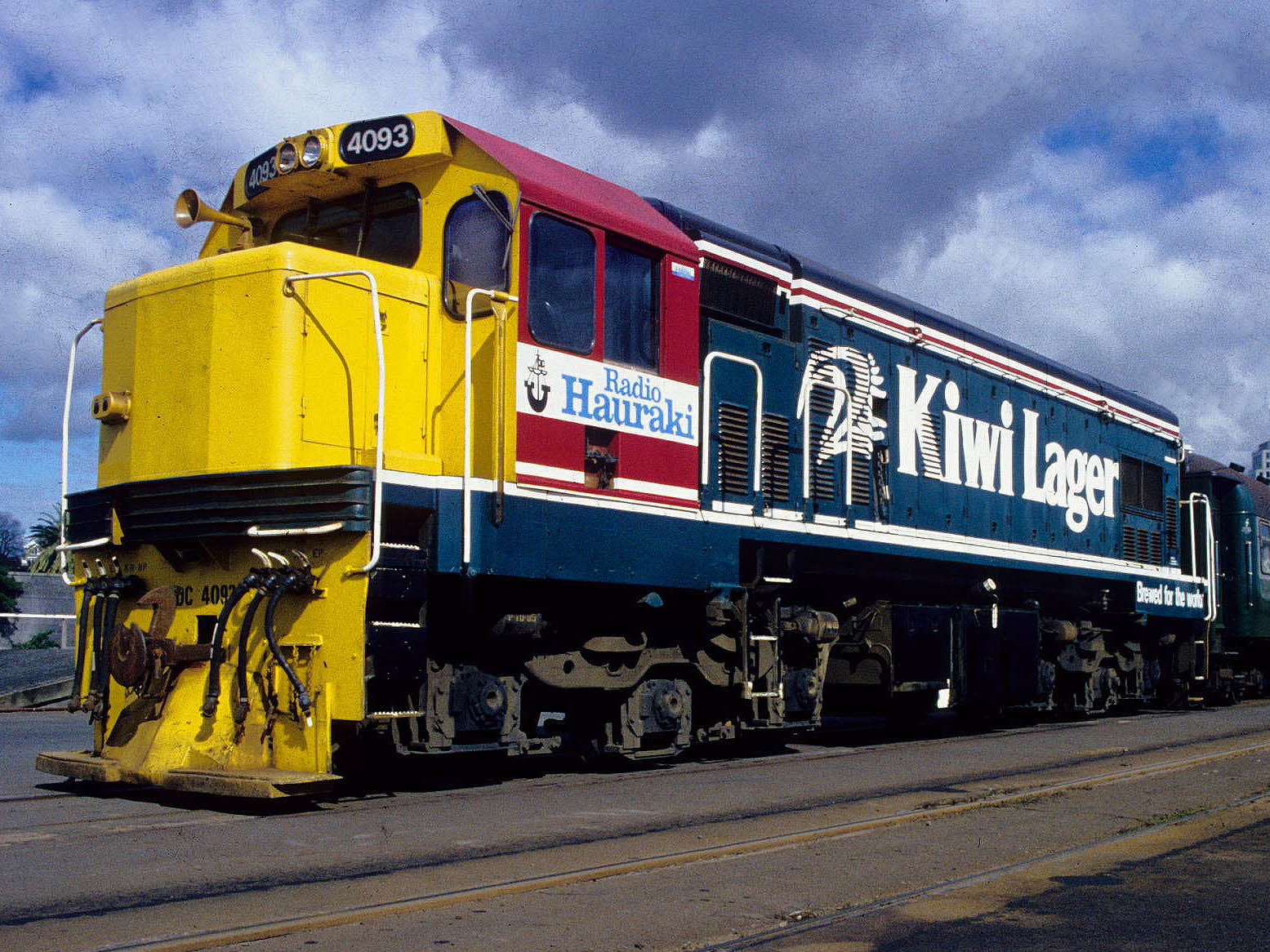 DC 4093 in Kiwi Lager livery